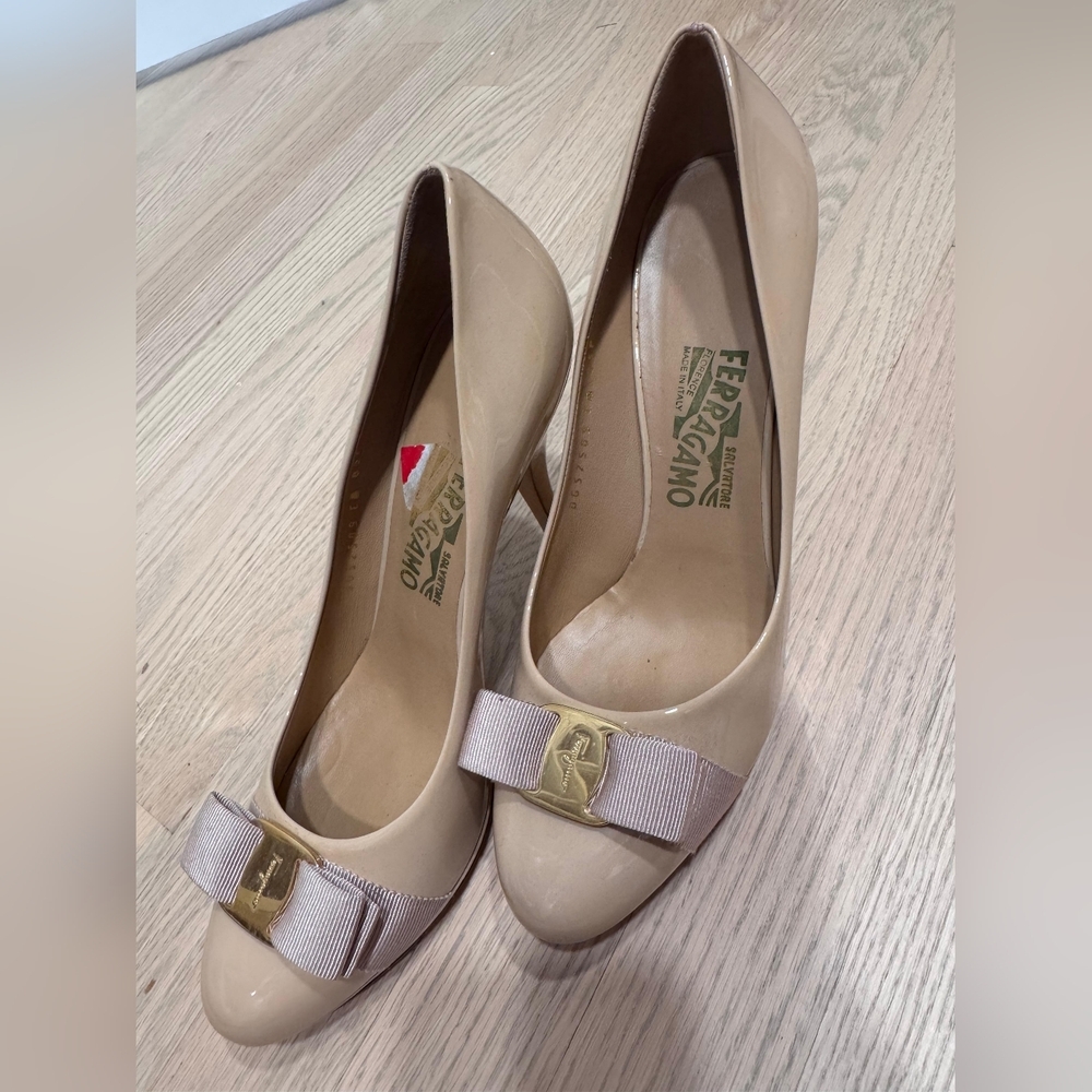 Salvatore Ferragamo Women's Beige Pumps with Bow